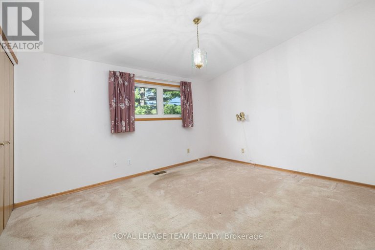 28874346/660-sandra-avenue/elmvale-acres/ottawa/ontario/K1G2Z8_18