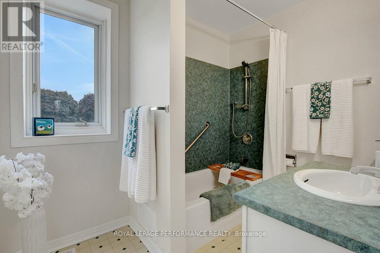 28710686/22-550-straby-avenue/overbrookcastle-heights/ottawa/ontario/K1K1H1_29