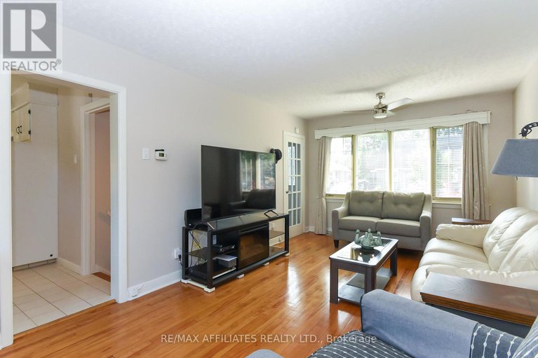 28846250/323-fullerton-avenue/overbrookcastle-heights/ottawa/ontario/K1K1K2_17