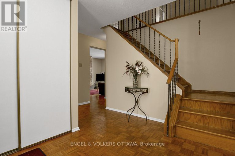 29381933/1016-driftwood-crescent/convent-glen/ottawa/ontario/K1C2P1_15