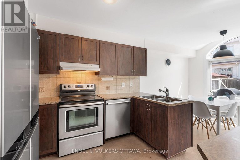 28731847/541-langelier-avenue/mer-bleuebradley-estatesanderson-park/ottawa/ontario/K1W0E7_14