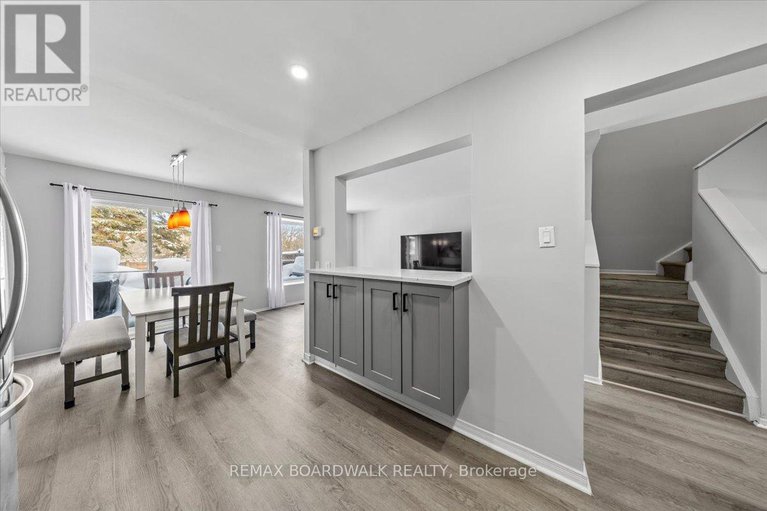 29318250/294-valade-crescent/fallingbrookpineridge/ottawa/ontario/K4A2X3_14