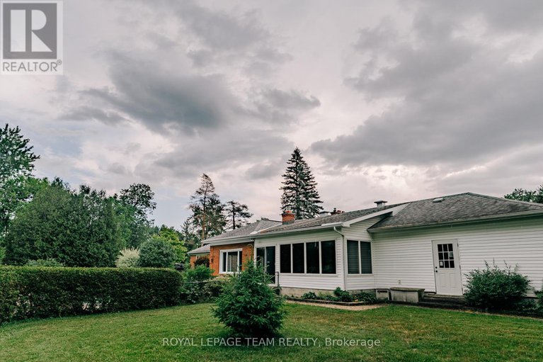 28527432/1231-fairway-drive/manotick-south-to-roger-stevens/ottawa/ontario/K4M1B3_46