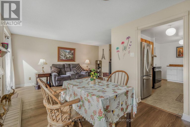 29677922/6043-valley-field-crescent/chapel-hill/ottawa/ontario/K1C5P2_11
