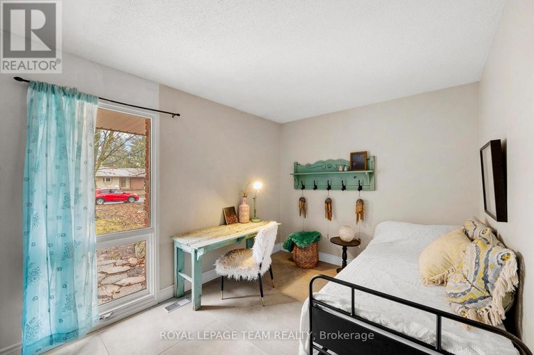 29622529/33-rutherford-crescent/beaverbrook/ottawa/ontario/K2K1N1_23