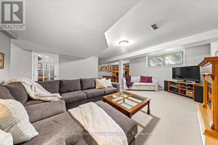 28645750/8-pine-needles-court/stittsville-central/ottawa/ontario/K2S1G5_31