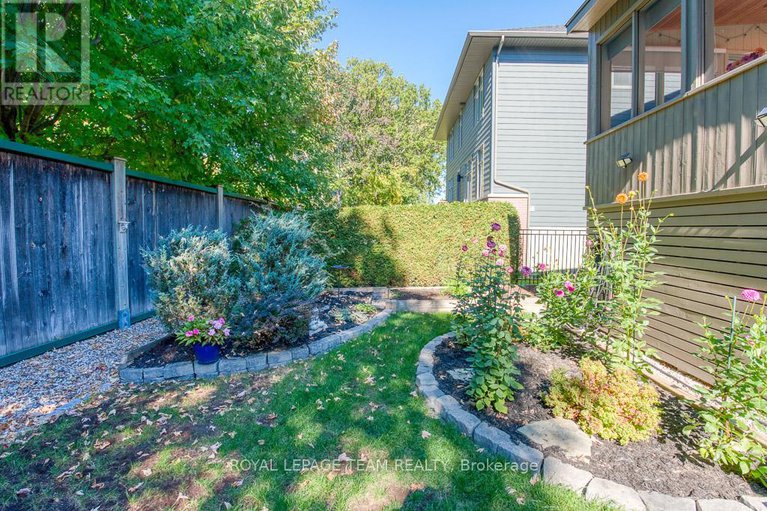 28955797/107-kitsilano-court/bruce-farmgraham-parkqualicumbellands/ottawa/ontario/K2H0B5_29