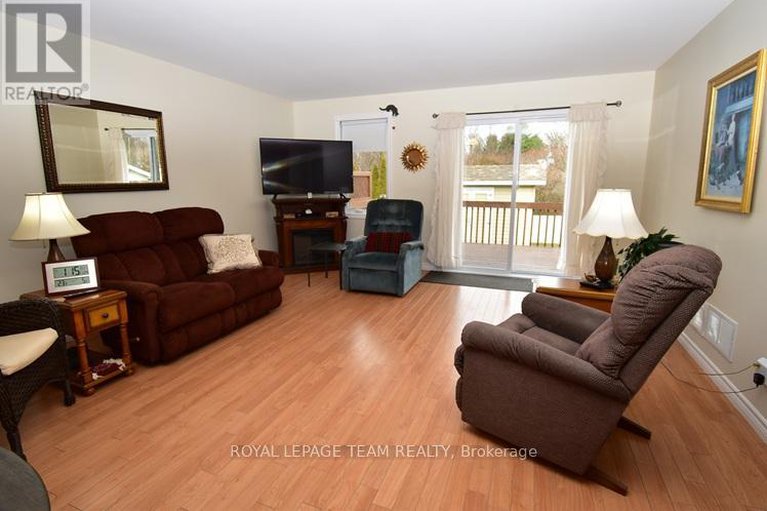 29135893/5516-meadowbrook-drive/iroquois/south-dundas/ontario/K0E1K0_9