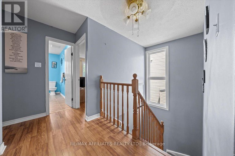28458196/300-sylvie-terrace/bilberry-creekqueenswood-heights/ottawa/ontario/K1E3M2_17