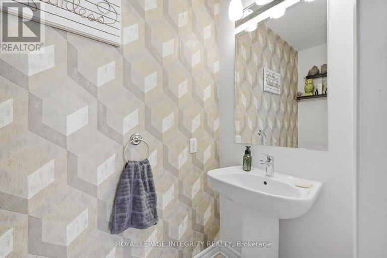 29628292/525-yellow-birch-street/mer-bleuebradley-estatesanderson-park/ottawa/ontario/K1W0J3_17