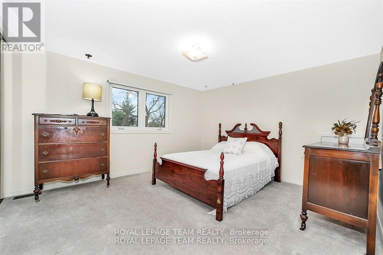 28367532/2099-balharrie-avenue-s/hawthorne-meadows/ottawa/ontario/K1G1G4_12