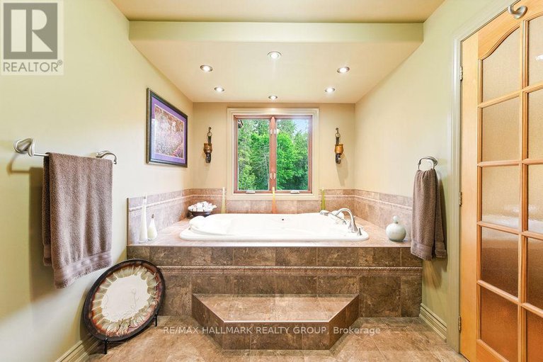 28550046/206-deerwood-drive/fitzroy-ward-south-west/ottawa/ontario/K0A2H0_16