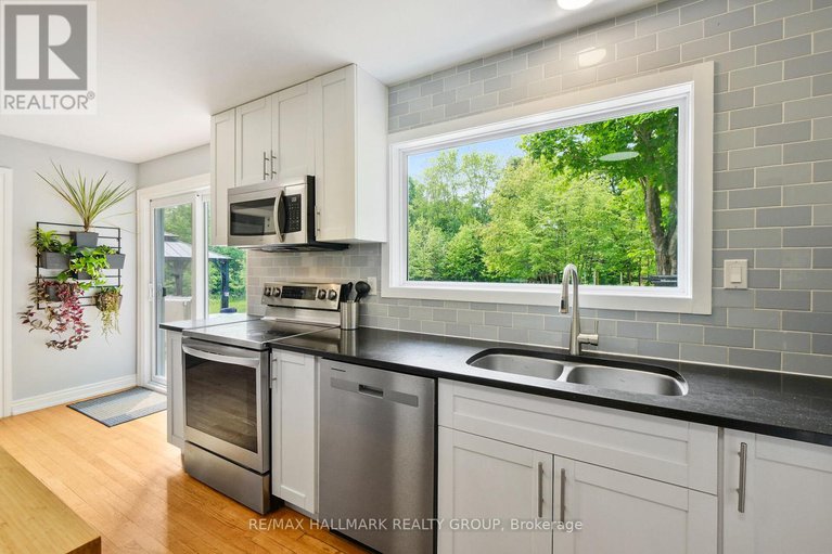 28552102/1430-royal-maple-drive/cumberland-ridge/ottawa/ontario/K4C1B5_8