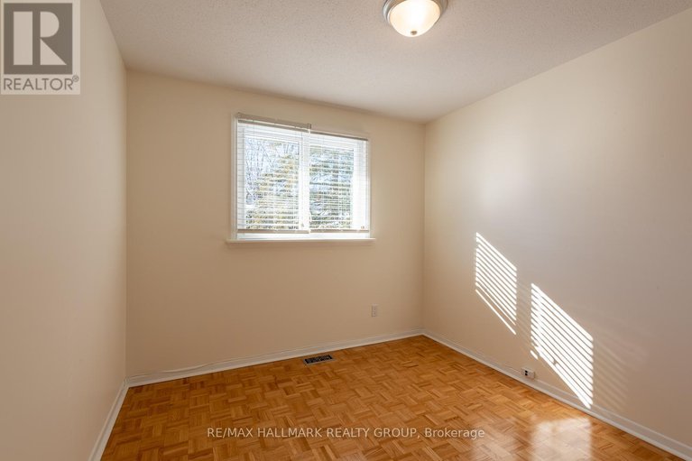 28823440/2429-ogilvie-road/beacon-hill-north/ottawa/ontario/K1J7N3_16