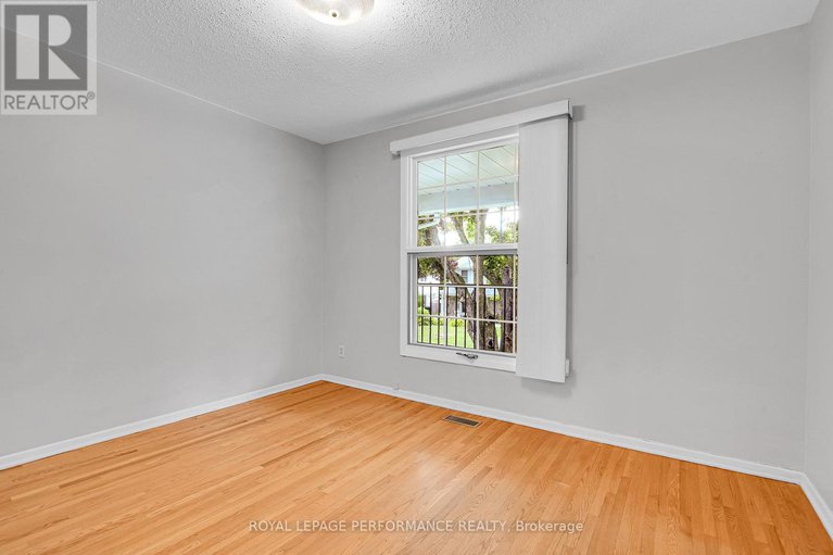 28570565/2220-quinton-street/urbandale-acres/ottawa/ontario/K1H6V3_21