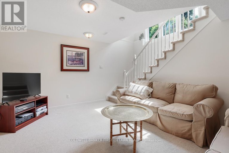 28678446/10-ladybirds-crescent/stittsville-north/ottawa/ontario/K2S1Z6_30