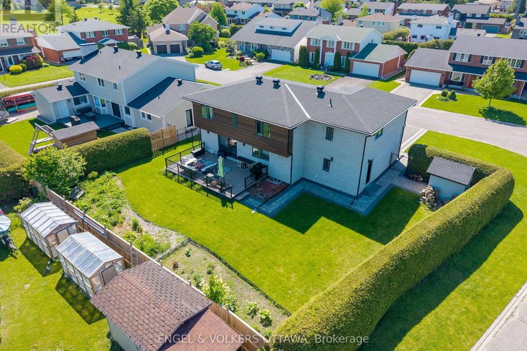 28458762/8-roselawn-court/craig-henrywoodvale/ottawa/ontario/K2G4J2_49