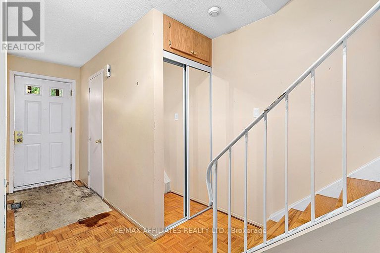 28493439/1911-simard-drive/chateauneuf/ottawa/ontario/K1C3B9_2