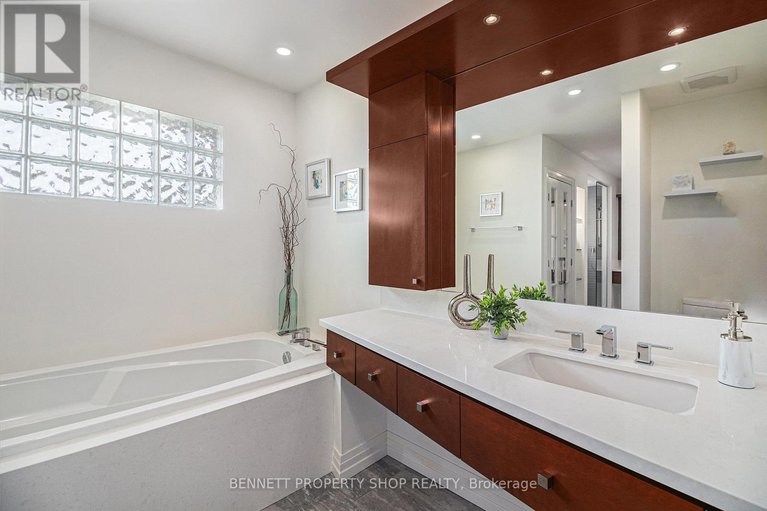 28239402/1934-lenester-avenue/mckellar-heightsglabar-park/ottawa/ontario/K2A1J9_21