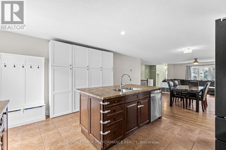 28461839/7-settlement-lane/village-of-russell/russell/ontario/K4R0A4_14