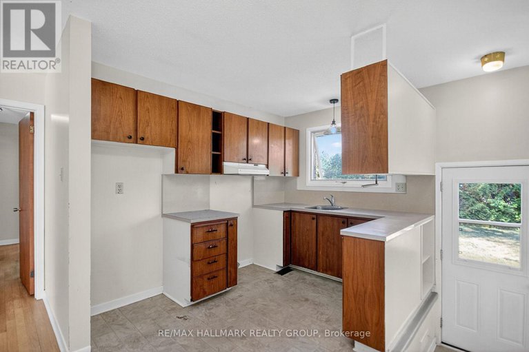 28940176/3-sutton-place/city-viewskylinefisher-heightsparkwood-hills/ottawa/ontario/K2E5G1_10