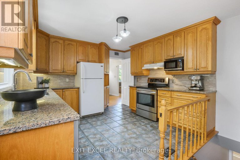 28416258/396-roxdale-avenue/bilberry-creekqueenswood-heights/ottawa/ontario/K1E1V5_10