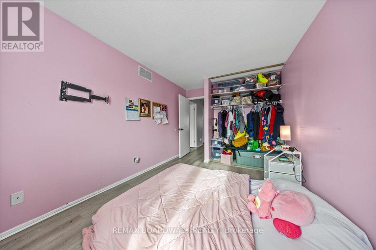 29318250/294-valade-crescent/fallingbrookpineridge/ottawa/ontario/K4A2X3_25