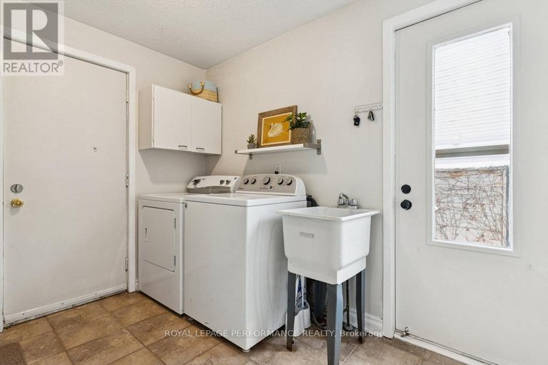 29100826/1798-woodhaven-heights/queenswood-heights-south/ottawa/ontario/K1E2W2_17