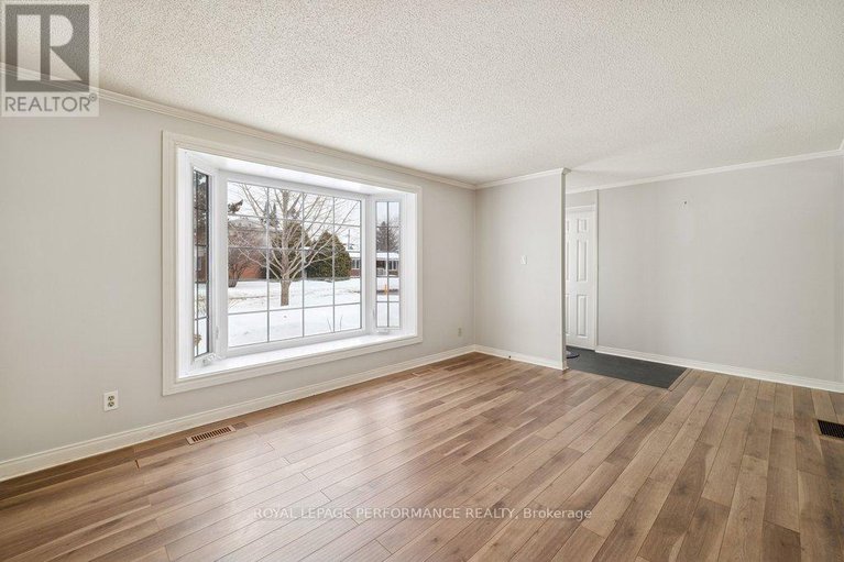 29377761/348-amiens-street/bilberry-creekqueenswood-heights/ottawa/ontario/K1E1N9_6