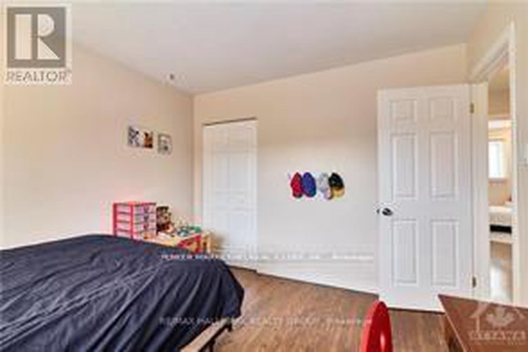 29244921/841-balsam-drive/chatelaine-village/ottawa/ontario/K1E1B8_16