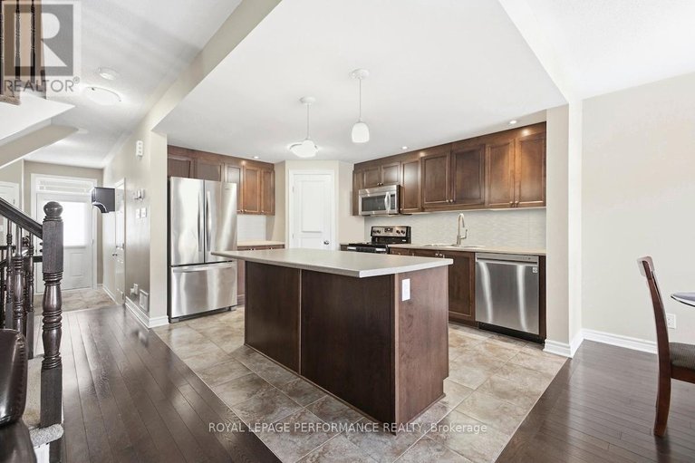 29464157/511-voie-du-pin-rouge-way/mer-bleuebradley-estatesanderson-park/ottawa/ontario/K1W0C4_7