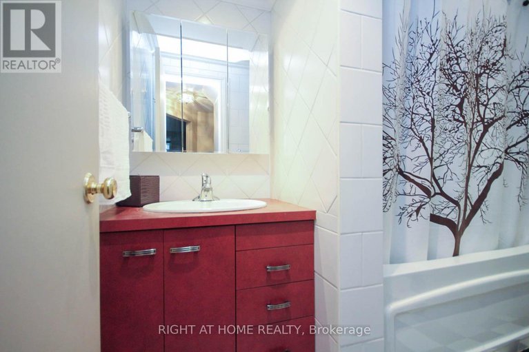28367291/a-311-presland-road/overbrookcastle-heights/ottawa/ontario/K1K2B6_12