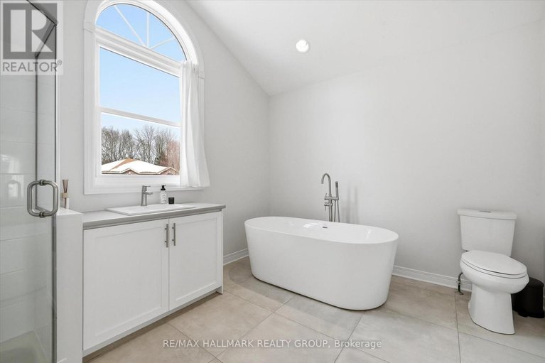 29425296/1660-country-walk-drive/chapel-hill/ottawa/ontario/K1C8E2_27