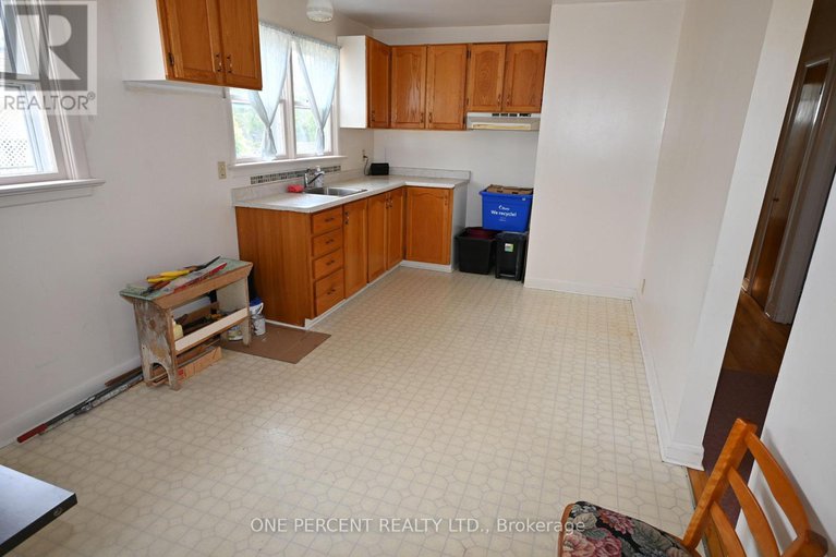 28759293/944-eve-street/overbrookcastle-heights/ottawa/ontario/K1K3R4_6