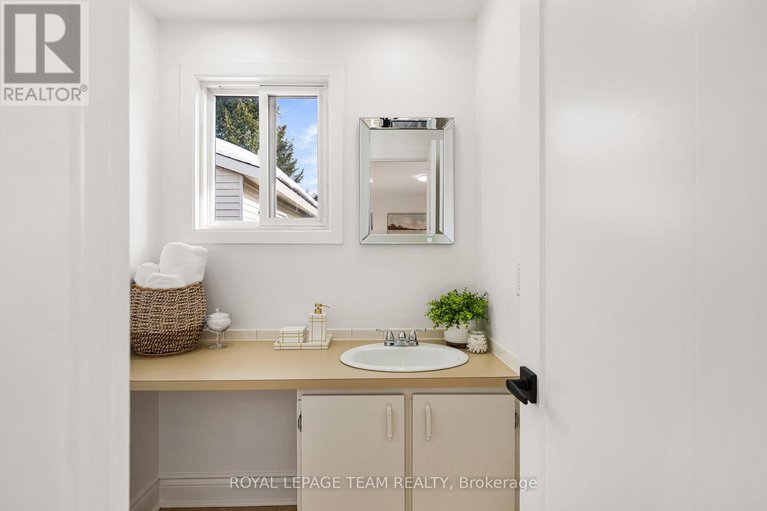 29367437/8-homestead-street/borden-farmstewart-farmcarleton-heightsparkwood-hills/ottawa/ontario/K2E7N8_35