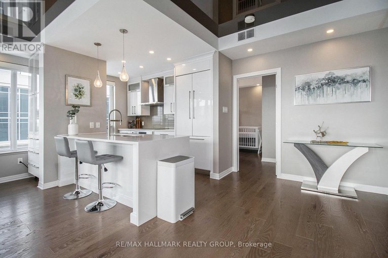 29214718/2706-195-besserer-street/sandy-hill/ottawa/ontario/K1N7J6_17