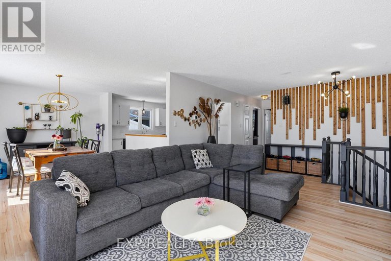 29432608/584-holmes-street/winchester/north-dundas/ontario/K0C2K0_5