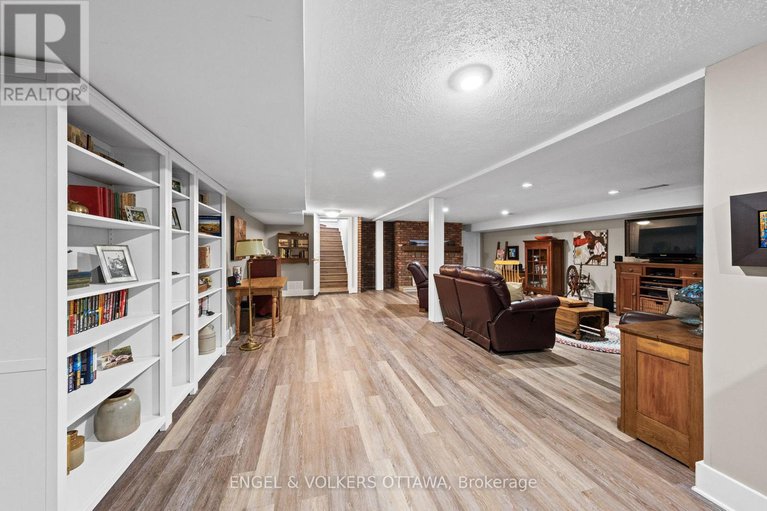 29309031/1304-fairway-drive/manotick-south-to-roger-stevens/ottawa/ontario/K4M1B3_37