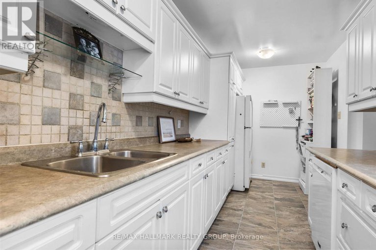 28763964/1598-hoskins-crescent/fallingbrookpineridge/ottawa/ontario/K4A2H8_12