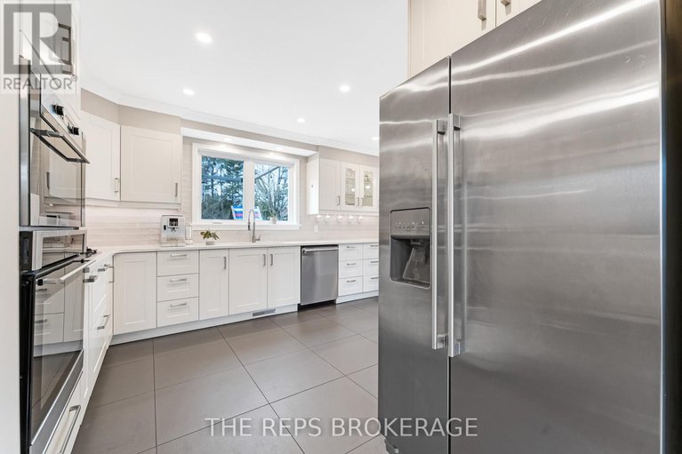 28336978/3062-upper-otterson-place/mooneys-bayrevelstoke/ottawa/ontario/K1V7B6_10