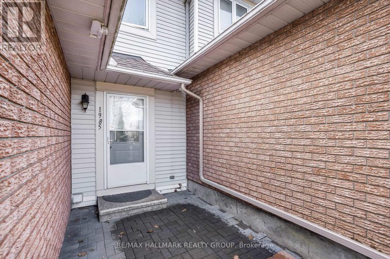 28216867/1985-woods-street/town-of-rockland/clarence-rockland/ontario/K4K1H7_2