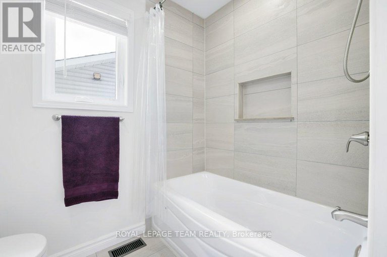 28522929/8-black-rivers-place/bridlewood/ottawa/ontario/K2M2E2_34