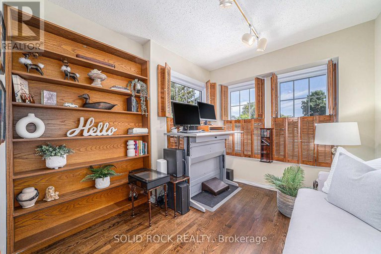 28650656/19-cullen-court/craig-henrywoodvale/ottawa/ontario/K2G4Z2_12
