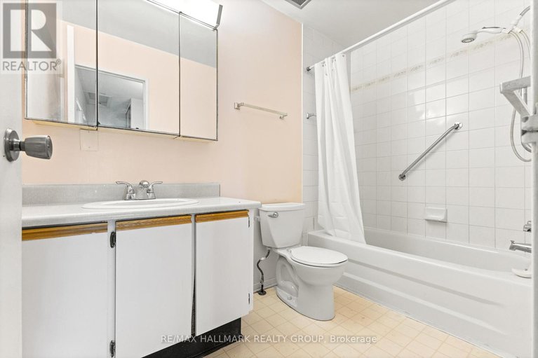 28586632/55-river-garden-private/mooneys-bayriverside-park/ottawa/ontario/K1V1M8_28
