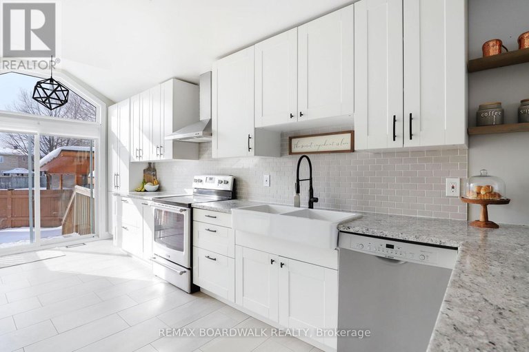 29374178/2094-sunland-drive/fallingbrookgardenway-south/ottawa/ontario/K4A3L1_12