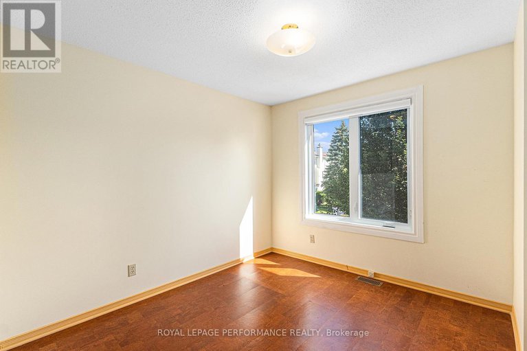 28553456/2015-summerfields-crescent/chapel-hill/ottawa/ontario/K1C7B4_20