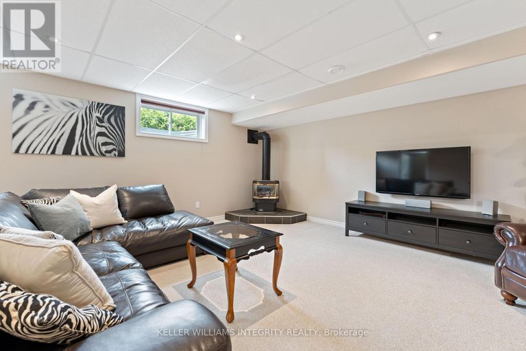28432498/6373-blossom-trail-drive/greely/ottawa/ontario/K4P0B1_24