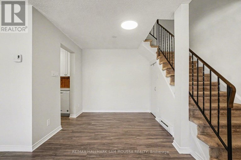 29672531/28c-woodvale-green/craig-henrywoodvale/ottawa/ontario/K2G4H4_15