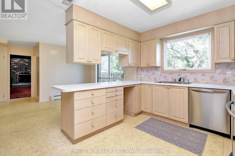 28544355/968-sadler-crescent/whitehaven/ottawa/ontario/K2B5H7_16