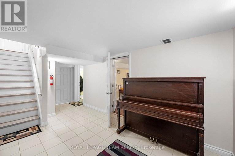 29669851/1986-fairbanks-avenue/alta-vistafaircrest-heights/ottawa/ontario/K1H5Y6_28